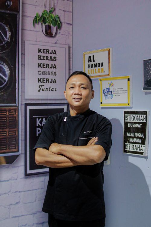 Impian  Ingin Jadi Seorang Pilot , Tapi Kenyataannya Chef Yan Jadi Seorang Executive Chef Grand Dafam Q Hotel.